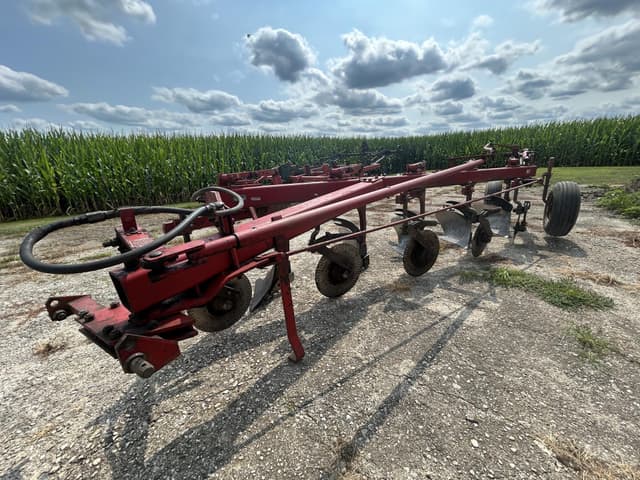 Image of International Harvester 720 equipment image 2