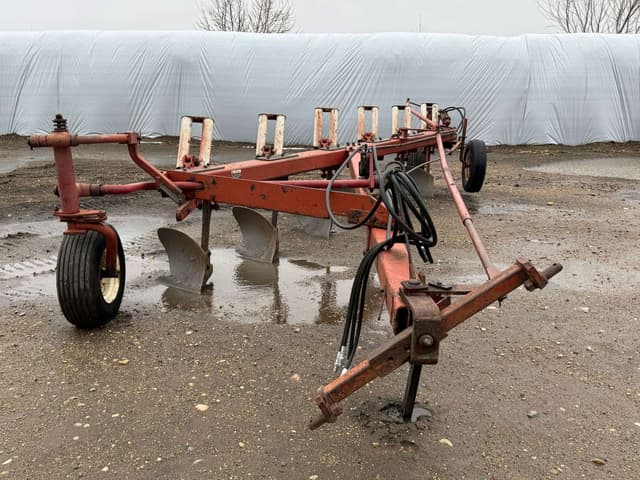 Image of International Harvester 720 equipment image 2