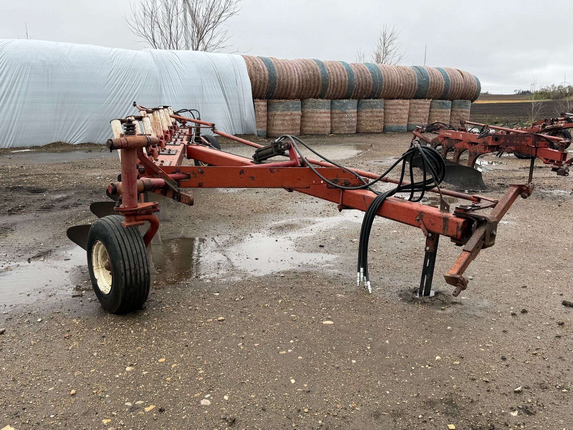 International Harvester 720 Equipment Image0
