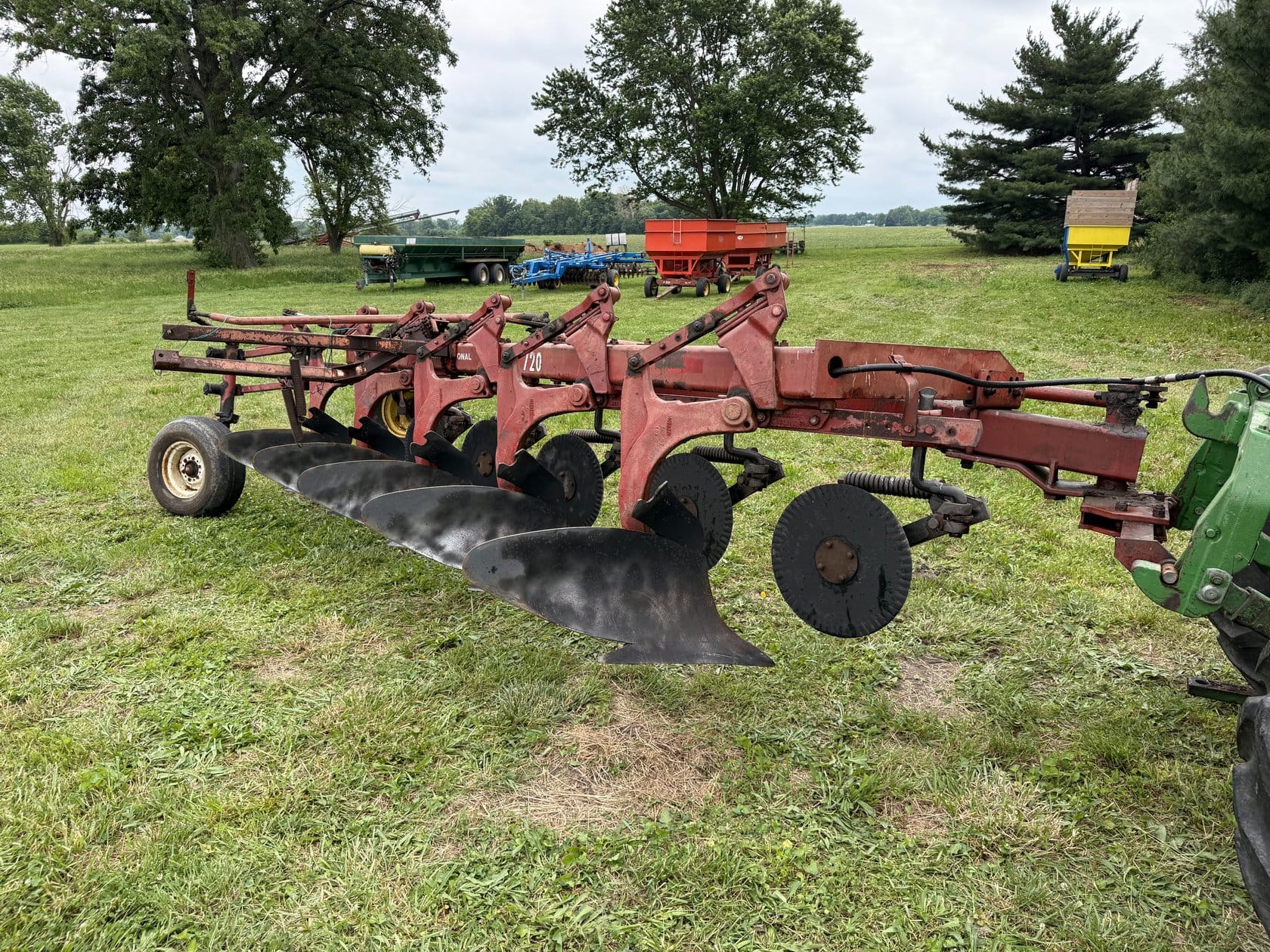 International Harvester 720 Equipment Image0