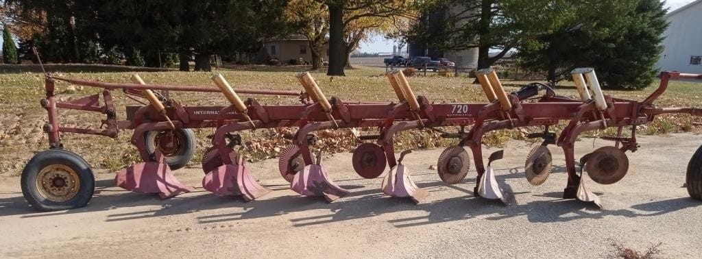 International Harvester 720 Equipment Image0
