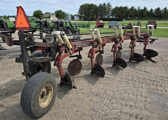 Image of International Harvester 735 equipment image 3