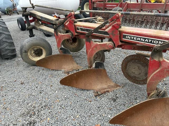 Image of International Harvester 735 equipment image 4