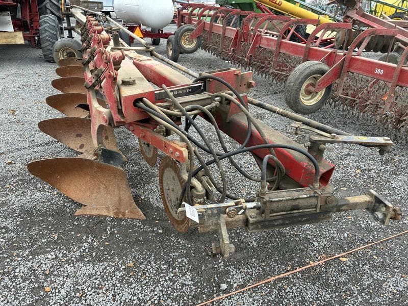 Image of International Harvester 735 Primary image