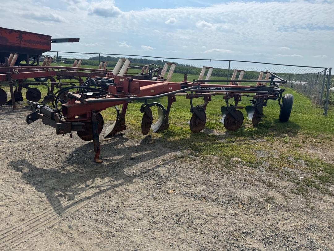 Image of International Harvester 735 Primary image