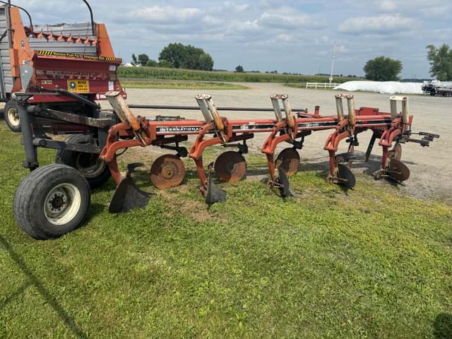 Image of International Harvester 735 equipment image 2