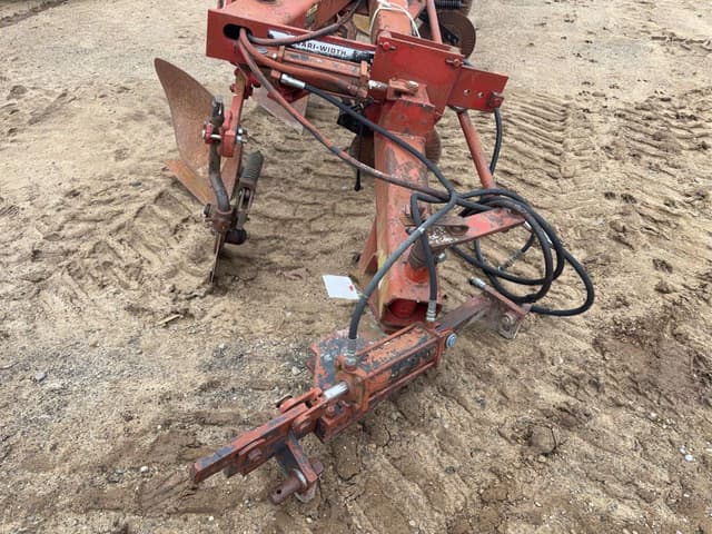 Image of International Harvester 735 equipment image 1