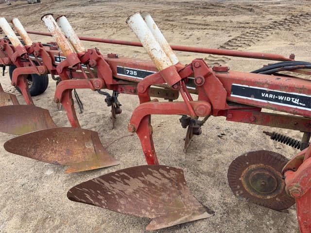Image of International Harvester 735 equipment image 4