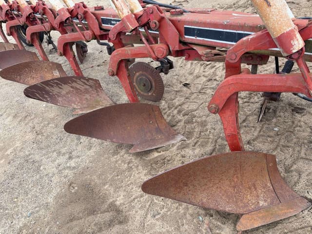 Image of International Harvester 735 equipment image 3