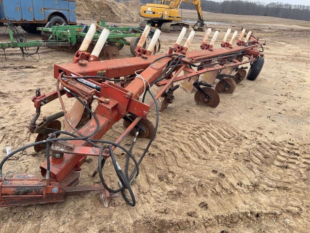 Image of International Harvester 735 equipment image 2