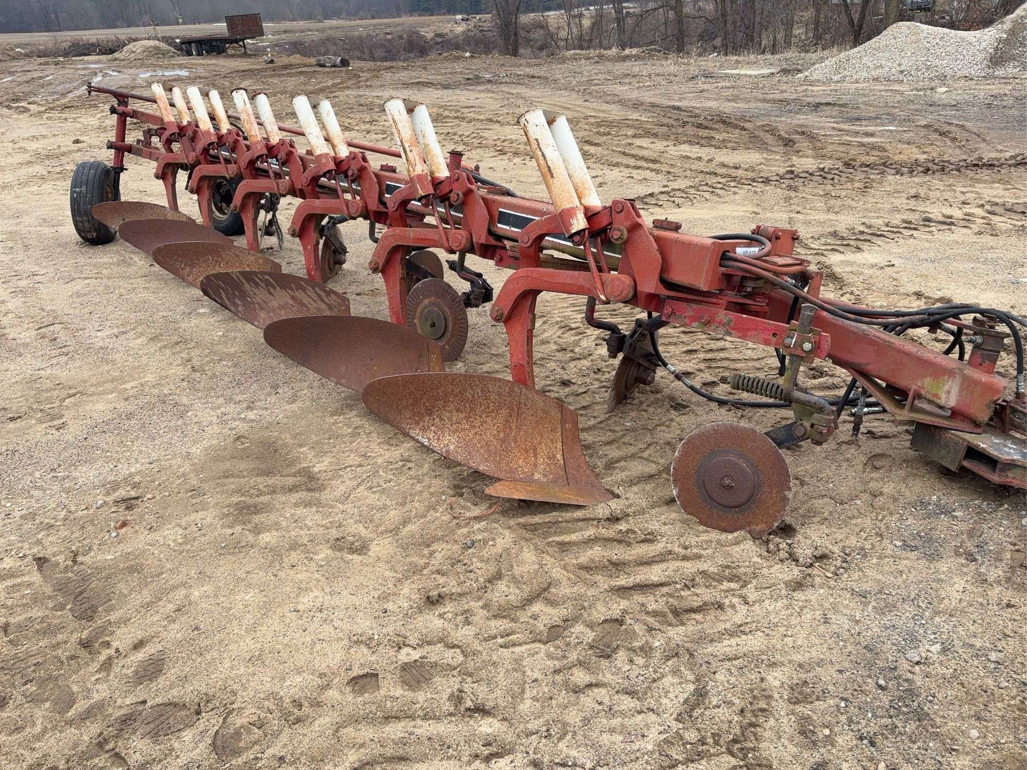 International Harvester 735 Equipment Image0