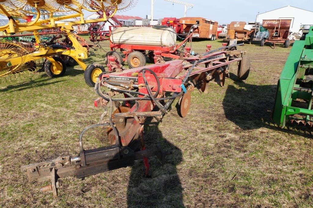 International Harvester 735 Equipment Image0