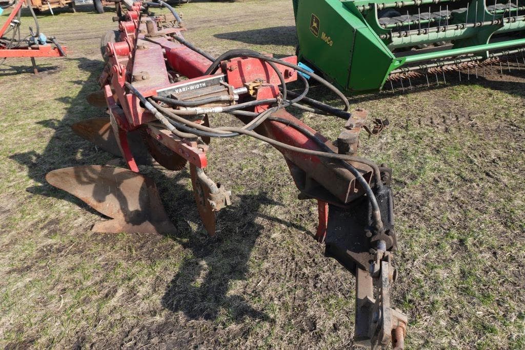 Image of International Harvester 735 Image 1