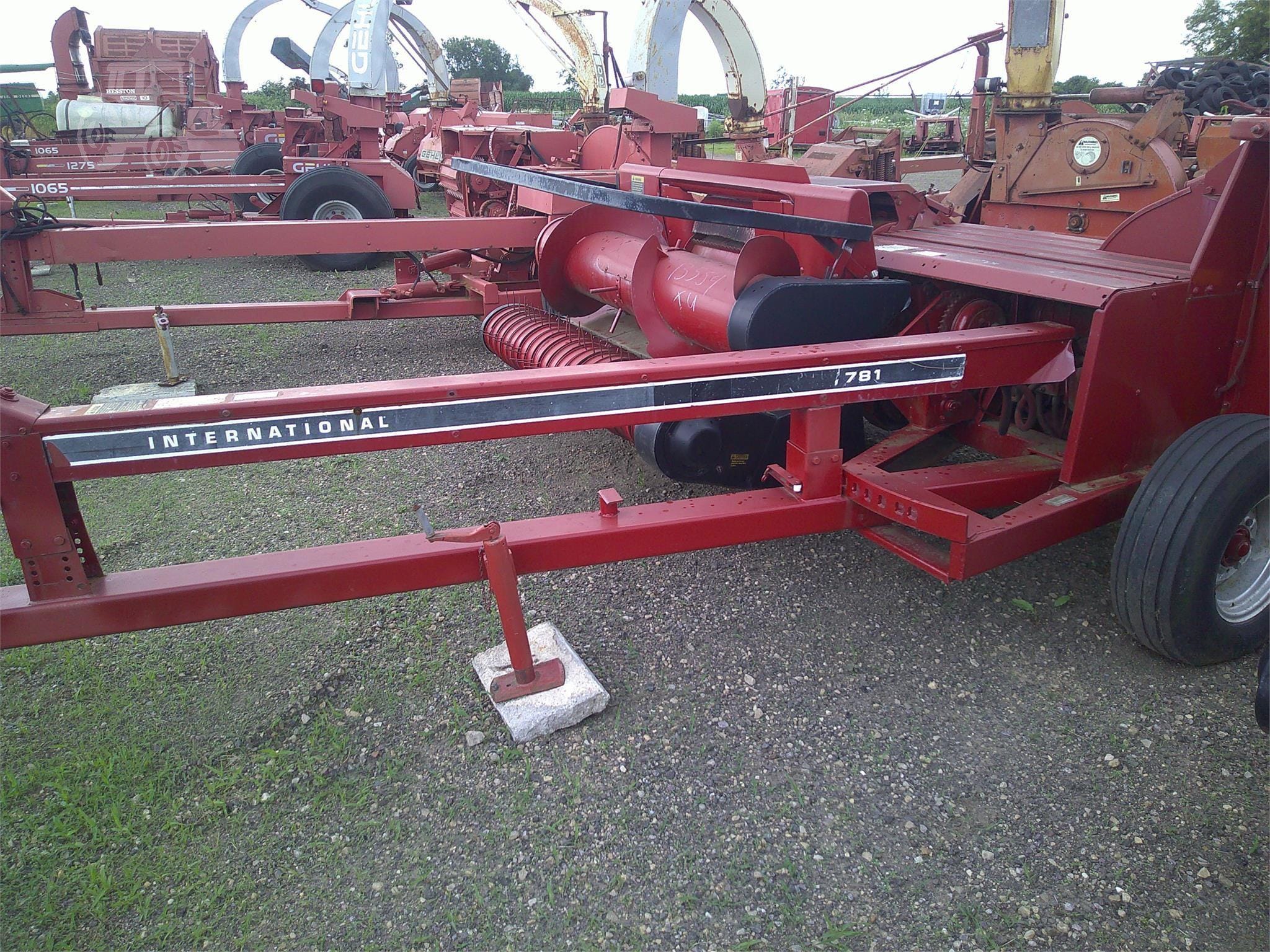 International Harvester 781 Equipment Image0
