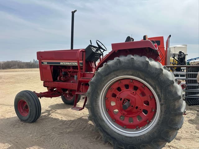 Image of International Harvester 786 equipment image 2