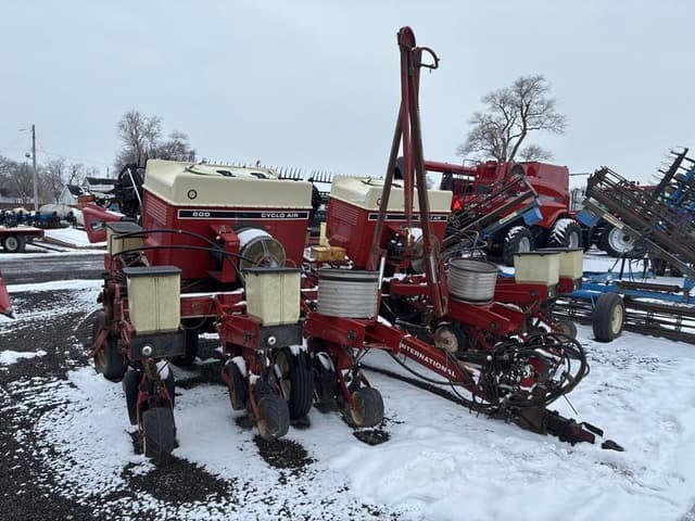 Image of International Harvester 800 equipment image 1