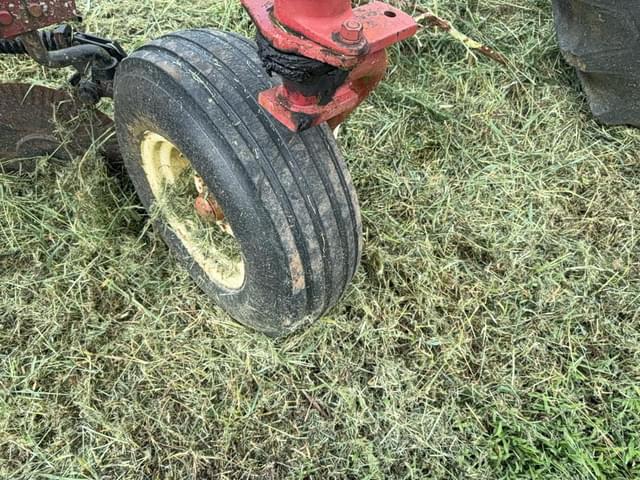 Image of International Harvester 800 equipment image 2