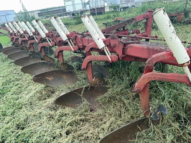Image of International Harvester 800 equipment image 4