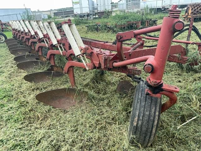 Image of International Harvester 800 equipment image 1