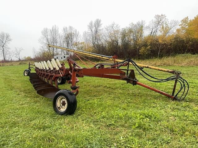 Image of International Harvester 800 equipment image 1