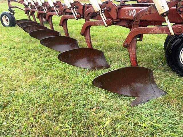 Image of International Harvester 800 equipment image 2