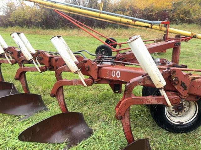 Image of International Harvester 800 equipment image 3