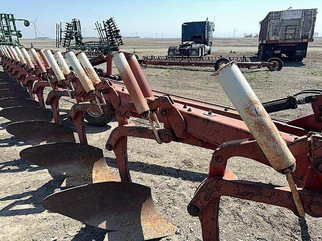 Image of International Harvester 800 equipment image 4
