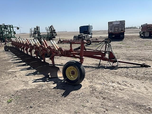 Image of International Harvester 800 equipment image 1