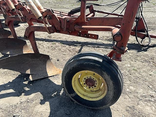 Image of International Harvester 800 equipment image 2