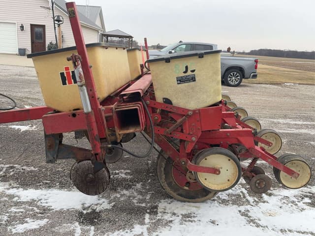 Image of International Harvester 800 equipment image 1