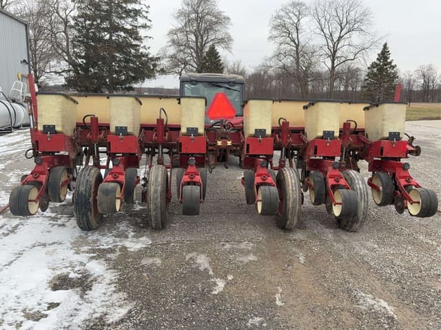 Image of International Harvester 800 equipment image 2