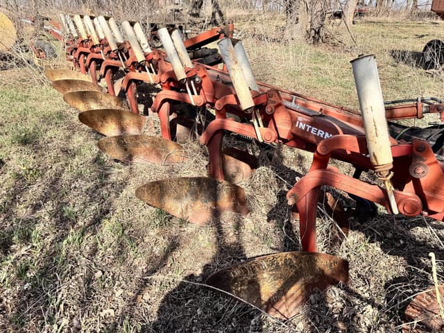 Image of International Harvester 800 equipment image 4