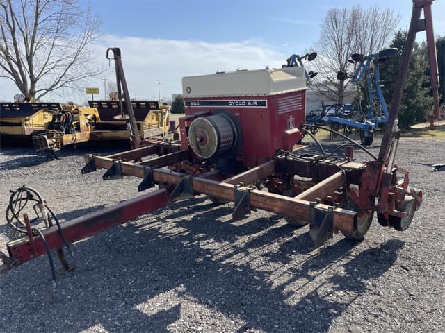 Image of International Harvester 800 equipment image 3