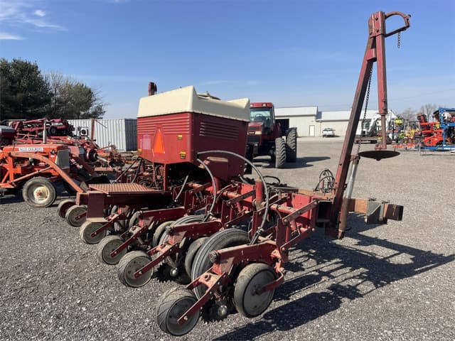 Image of International Harvester 800 equipment image 2