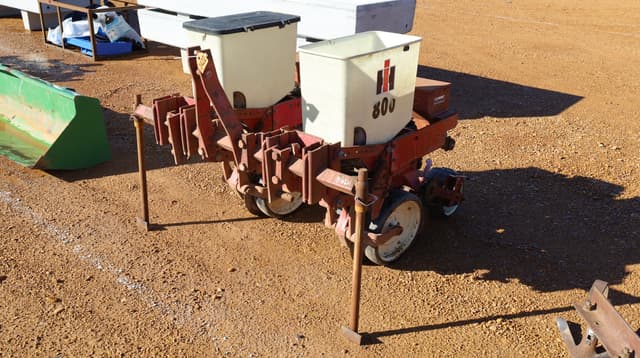 Image of International Harvester 800 equipment image 1