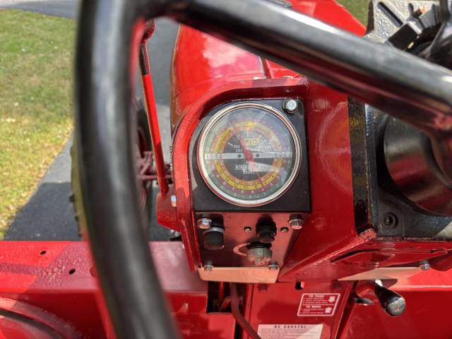 Image of International Harvester 806 equipment image 4