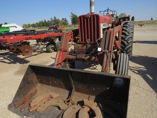 Image of International Harvester 806 equipment image 1