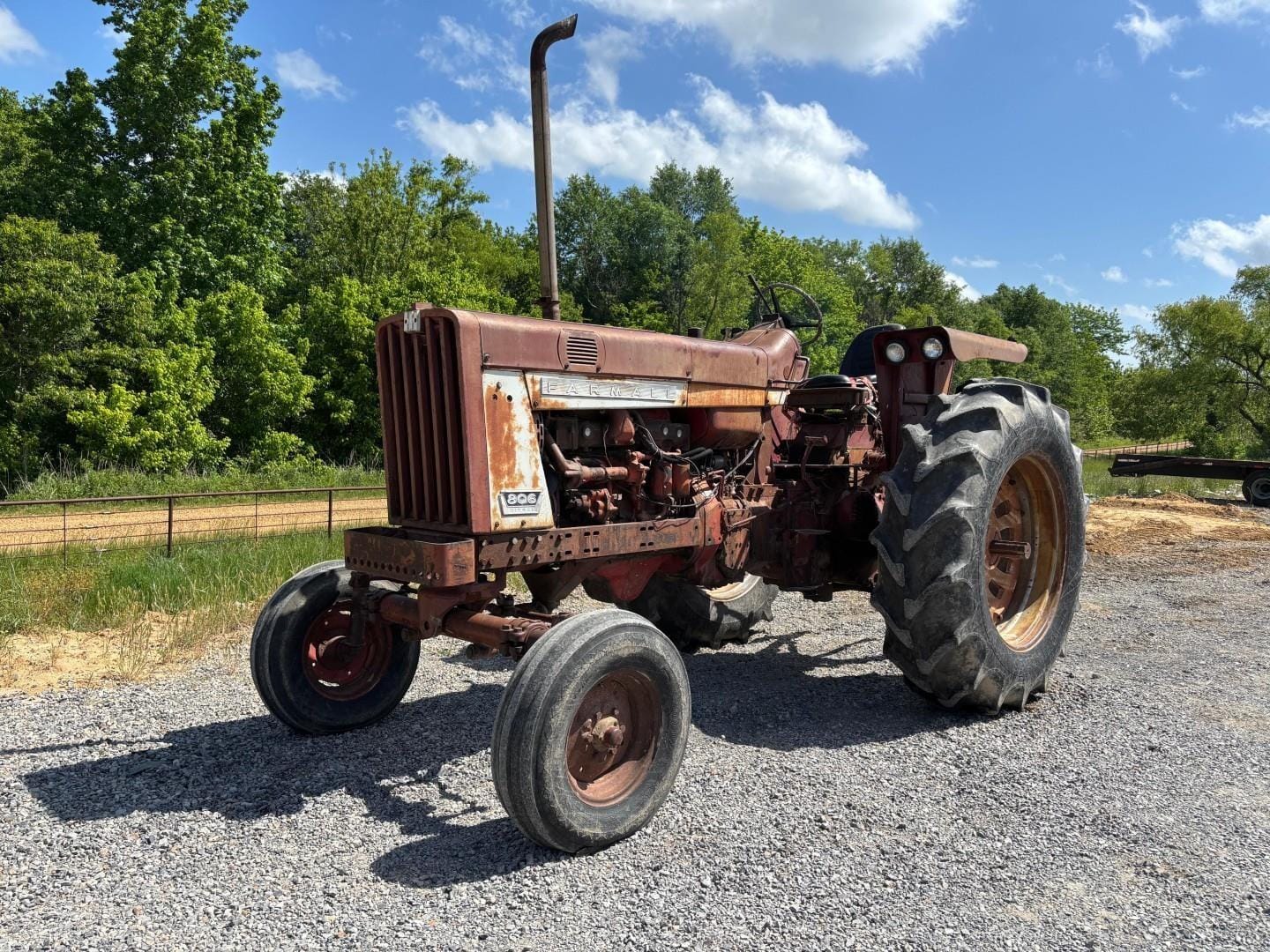 International Harvester 806 Equipment Image0