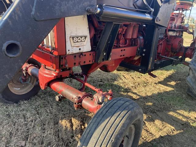 Image of International Harvester 806 equipment image 1