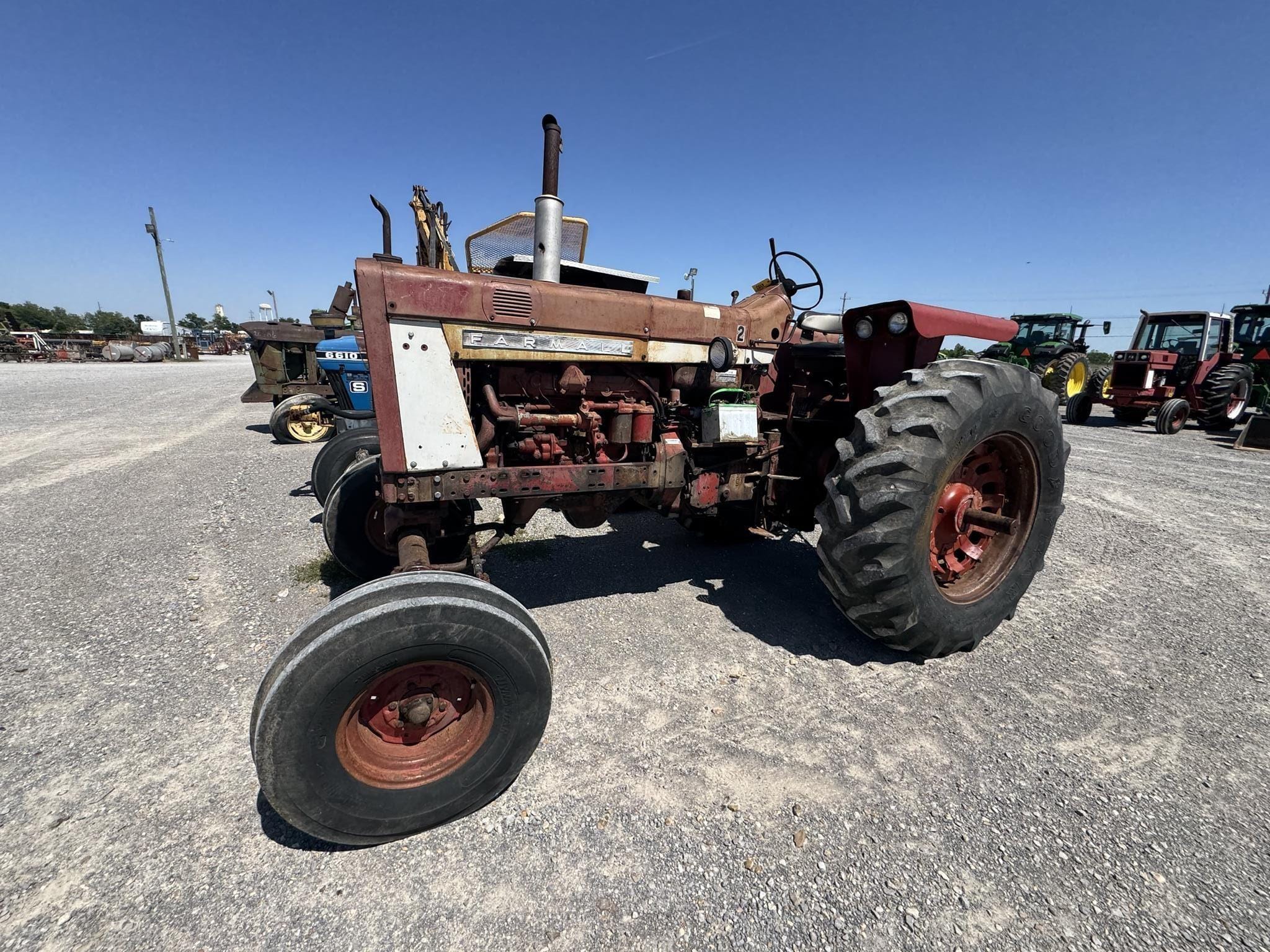 International Harvester 806 Equipment Image0