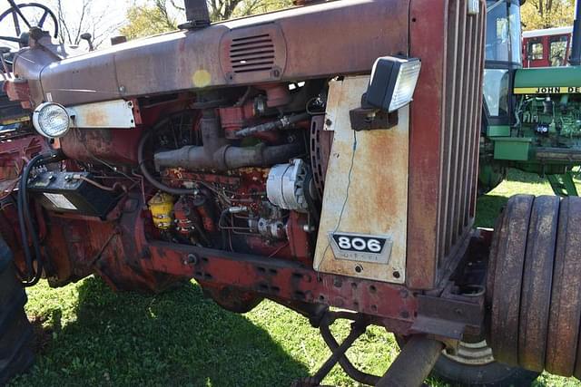 Image of International Harvester 806 equipment image 4