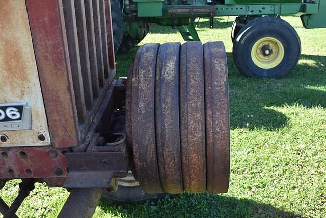 Image of International Harvester 806 equipment image 3