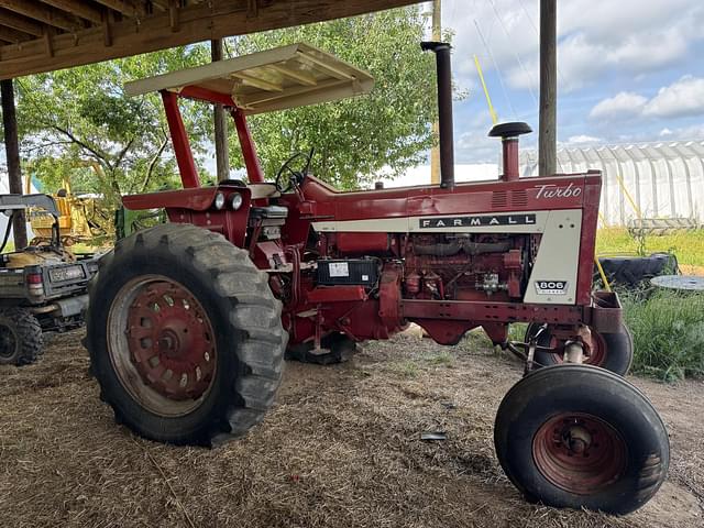 Image of International Harvester 806 equipment image 3