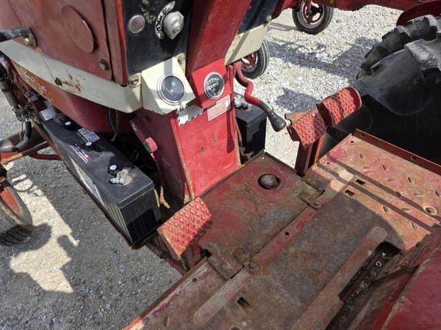 Image of International Harvester 806 equipment image 4
