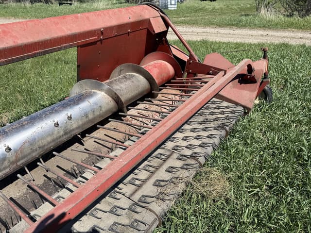Image of International Harvester 810 equipment image 4