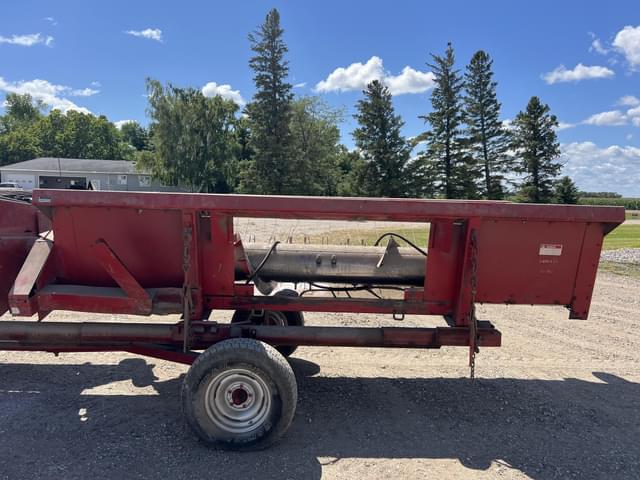 Image of International Harvester 810 equipment image 4