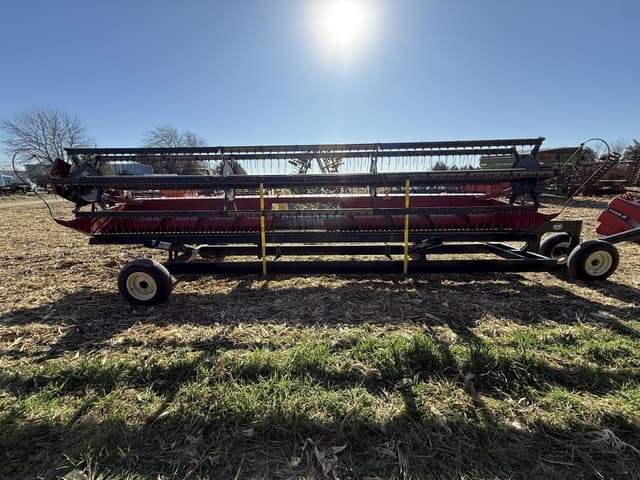 Image of International Harvester 810-24 equipment image 2