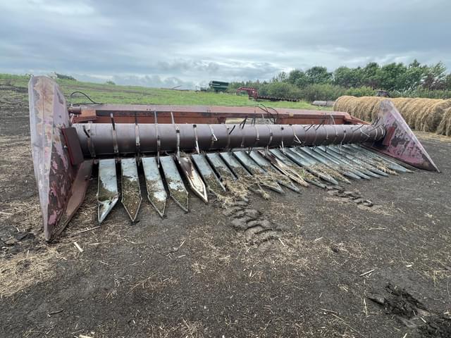 Image of International Harvester 810 equipment image 1