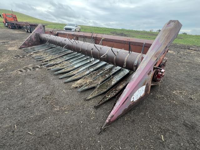 Image of International Harvester 810 equipment image 2