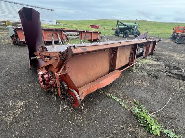 Image of International Harvester 810 equipment image 4